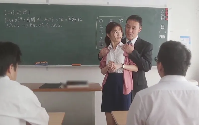 Nữ thực tập sinh non nớt bị thầy giáo chủ nhiệm dí ngay tại buổi học